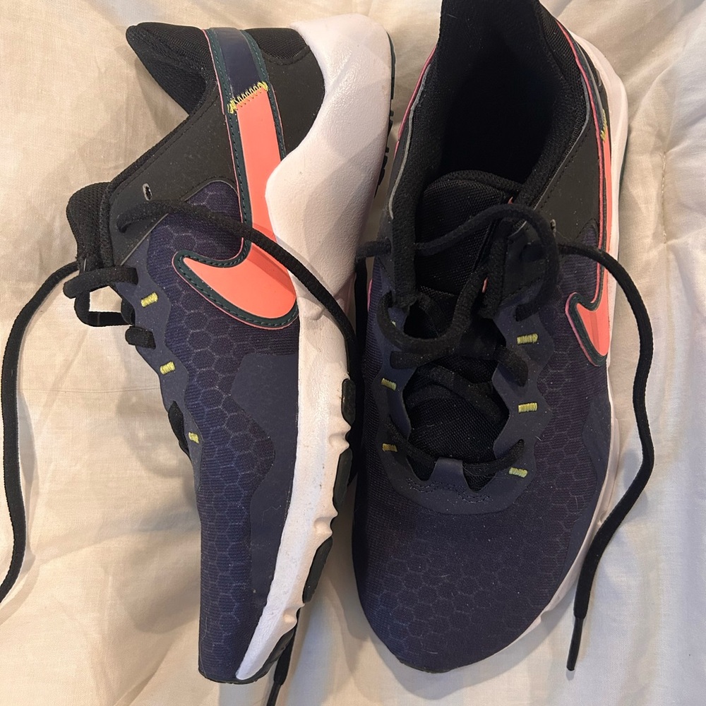 Nike Legend Essential 2 Navy and Coral Running Shoes 7.5